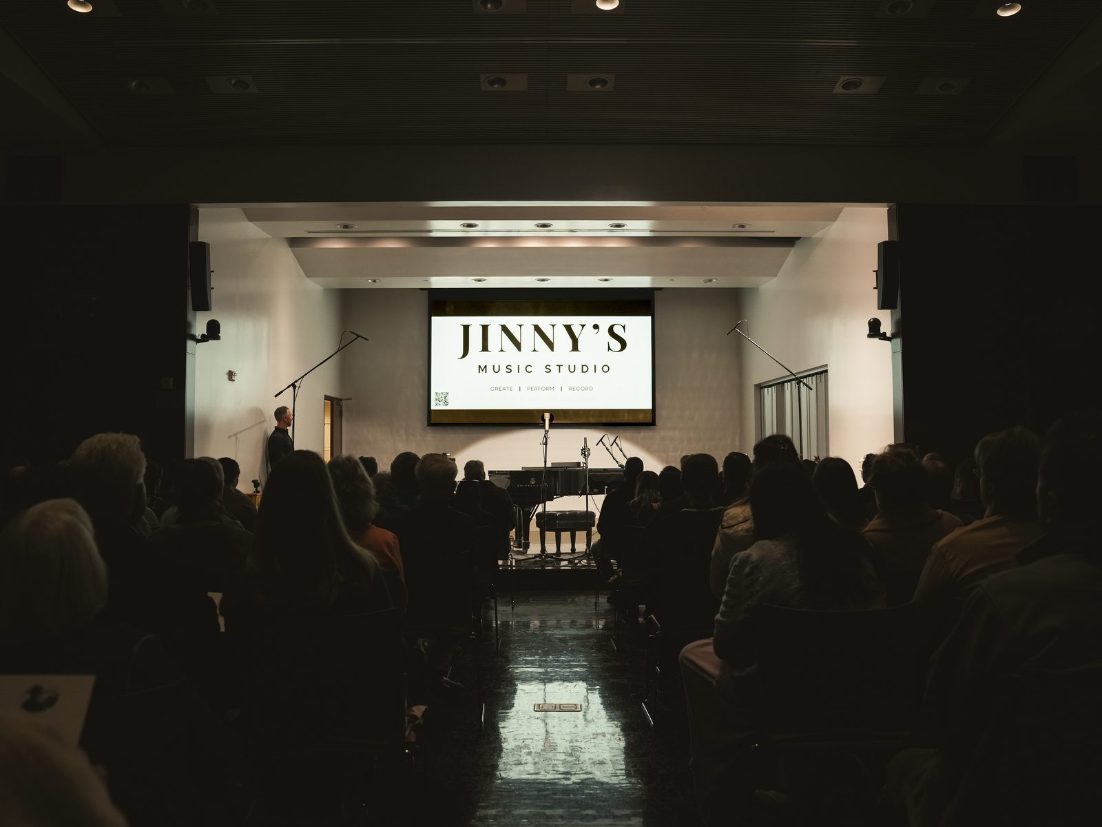 The audience watches the Jinny&rsquo;s Music Studio film